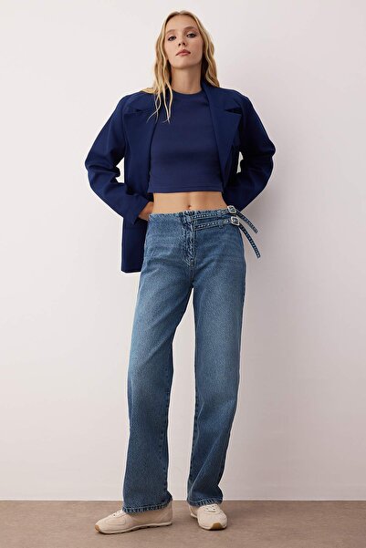 Trendyol Collection Blugi cu picioare largi cu talie normală cu detaliu curea albastră TWOAW26JE00137
