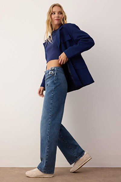 Trendyol Collection Blugi cu picioare largi cu talie normală cu detaliu curea albastră TWOAW26JE00137