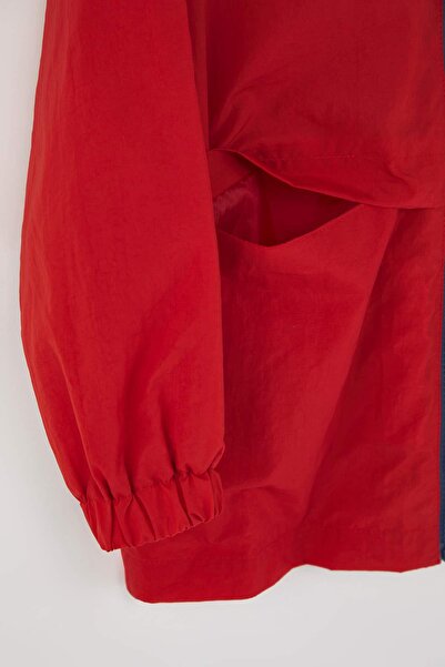 TRENDYOLKIDS Roter, einfarbiger/Basic-Kapuzenmantel mit entspannter Passform, Unisex-Kinder-Regenmantel und Windjacke TKDAW26YR00002