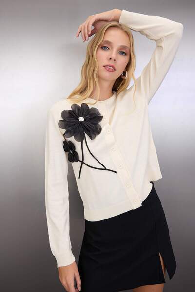 Trendyol Collection Ecru Rose Accessory Detailed Thin Knitwear Cardigan Twoaw26Hi00194