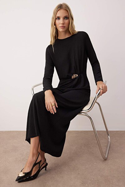 Trendyol Modest Μαύρο χρυσό φόρεμα με λεπτομέρεια Aerobin υφαντό TCTSS25EB00138