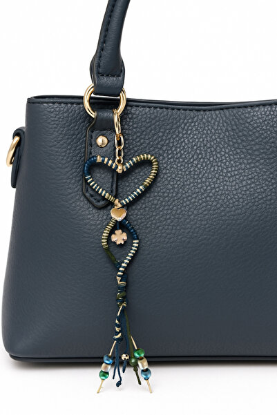 She Sells سحر مكرامية على شكل قلب - إكسسوار أنيق مطلي باللون الأزرق الداكن والكريمي والفضي مع تفاصيل على شكل قلب ونجمة البرسيم