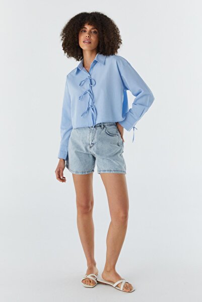 Shopping Shop قميص قصير برباط على شكل فيونكة باللون الأزرق