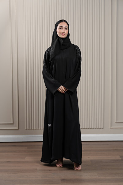 LAVİNİA عباية لافينيا النسائية بتطريز زهري وأكمام مزينة بلمسات من الكريستال الأسود المتناثر.