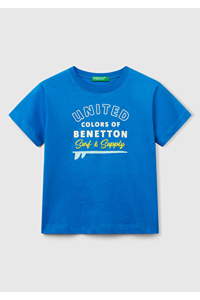 United Colors of Benetton تي شيرت للأولاد مطبوع عليه شعار ساكس باللون الأزرق ...