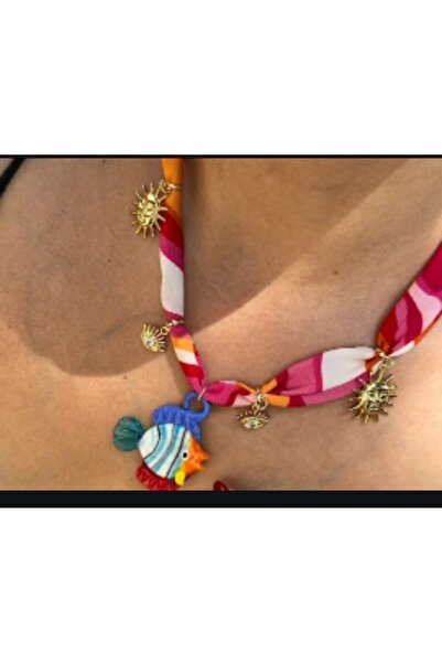 the ASEL İNCİ قلادة على شكل سمكة من زجاج مورانو مع وشاح