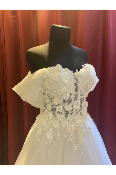 GÜLESE COŞKUN TASARIM 3D Çiçek İşlemeli Straplez Gelinlik – Tül Etekli A Kesi...