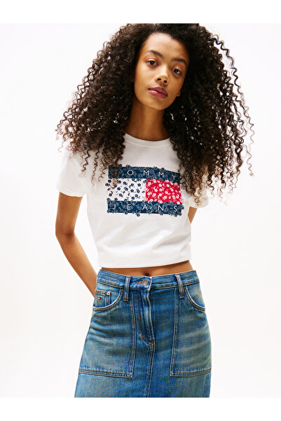 Tommy Hilfiger تي شيرت تومي هيلفيغر للأولاد من تومي هيلفيغر، لون بيج فاتح، بطبعة علم التنوب الزهري