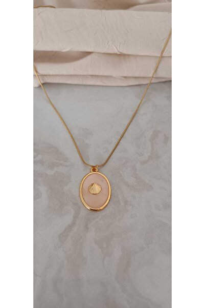 Shae Jewelry قلادة صدف البحر الذهبية – تصميم بيضاوي وردي
