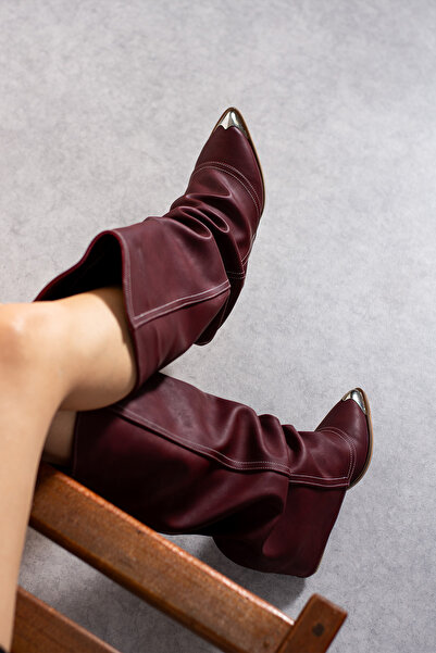 DESPİNA EMILY Vínové dámské kozačky s kovovým špičkovým lemem – Trendové kozačky se špičatou špičkou v koženém vzhledu