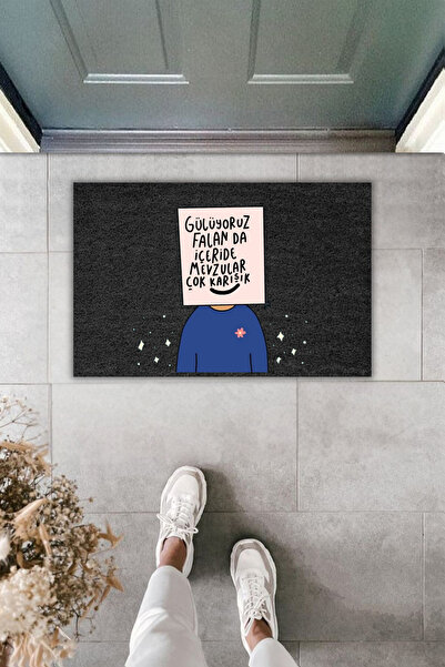 Dormot Dekoratif Dijital Füme Paspas Gülüyoruz Falan da İçeride Mevzular Karışık Kapı Önü Paspası 70x45cm