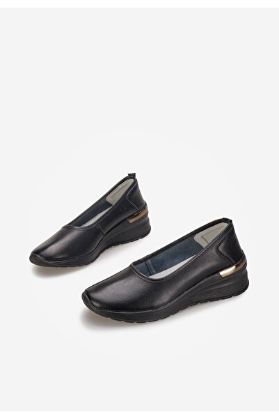 B T Shoes Černé lodičky na klínku Morgan