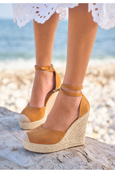 B T Shoes Camelové sandály na klínku Saniza