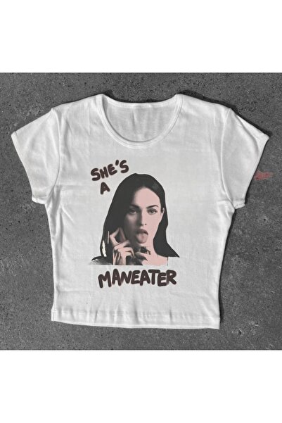 StartMore تي شيرت أبيض مطبوع عليه صورة جسم ميغان فوكس، ترتديه بشكل أنيق.