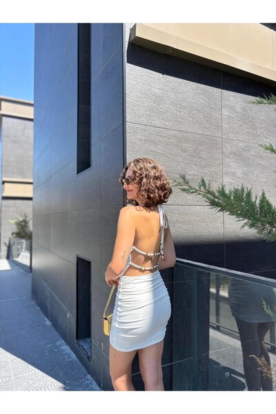 Sude Kızanlıklı Boncuk Detaylı Sırt Dekolteli Elbise