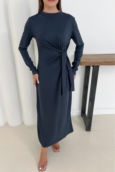 The Robi Γυναικείο μακρύ φόρεμα από ύφασμα ανθρακί μοντάλ με λεπτομέρεια με κορδόνια στο πλάι