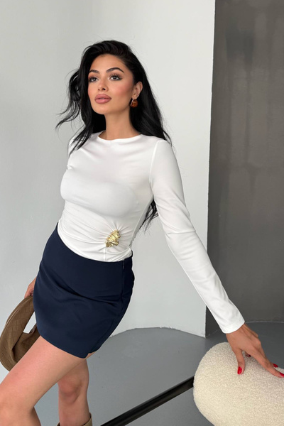 GİYSA Γυναικεία μακρυμάνικη μπλούζα με λεπτομέρεια αξεσουάρ σε λευκό χρώμα - 26K 2545