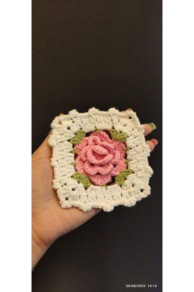 Gönülden Tasarım APLIQUĂ DE ÎMBRĂȚIRE TRICOTAT CU FLORI 11X11 CM Roz