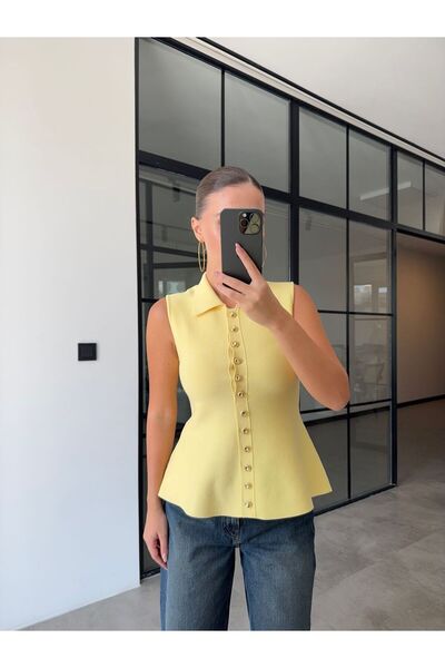 BB Bensu Buyruk بلوزة صفراء بياقة منسوجة من الفولاذ مع أزرار ذهبية