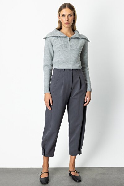 ON بنطلون بجيوب فليتو وأزرار على الأرجل