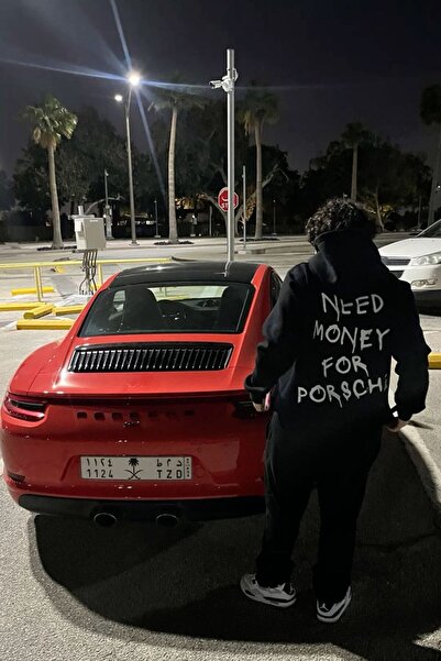 Kalic Studio تحتاج إلى أموال لشراء هودي بورش للجنسين باللون الأسود