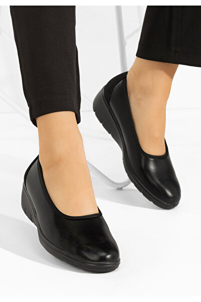 B T Shoes Černé lodičky na klínku Aleshia