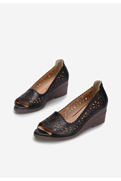 B T Shoes Černé kožené lodičky Amabella