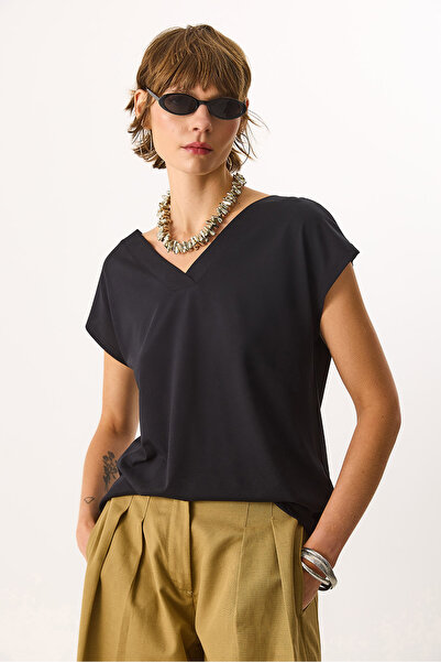 VENA Almira V-Neck Modal T-Shirt with Back Detail (Lyocell) - Black