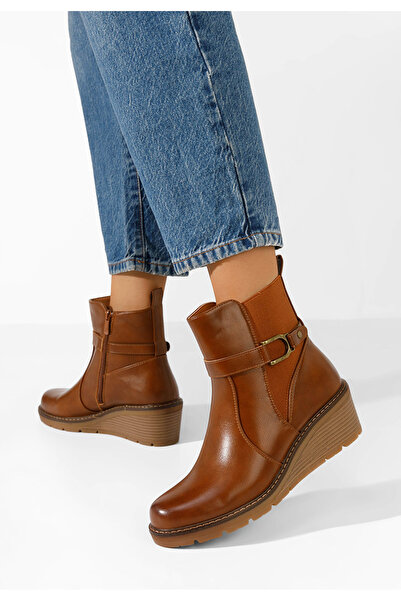 B T Shoes Camelové kotnikove boty na klínku Adala