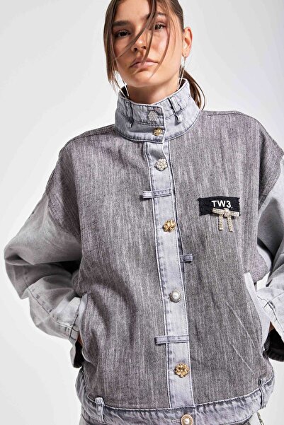 its basic Women's Gray Color Fabric and Denim Piece Detailed Accessory Detailed Loose Fit Special Design Denim Jacket