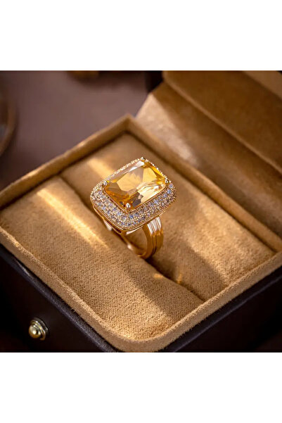 begüm jewelery ŞAMPANYA KÜBİK ETRAFI ZİRKON TAŞLARLA İŞLENMİŞ TASARIM YÜZÜK