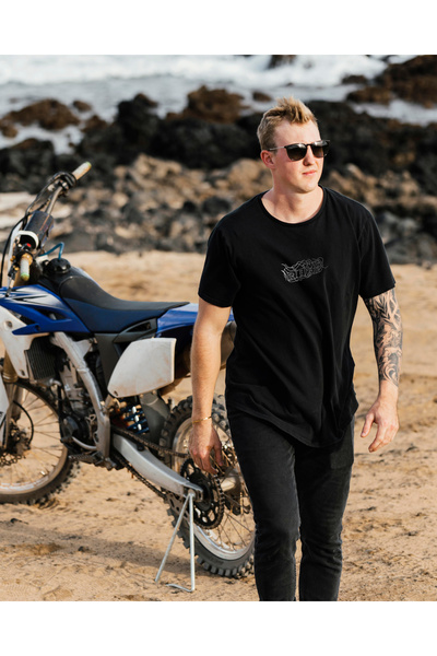 THE SHARK Μαύρο μπλουζάκι με λαιμόκοψη  "ποδηλατικού τύπου " από 100% βαμβάκι...