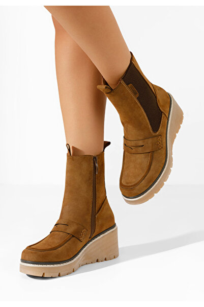 B T Shoes Camelové kotnikove boty na klínku Saina