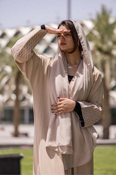 FASHIONLINE عباية بفتحة رقبة على شكل حرف V وأكمام مطرزة باللون الكريمي