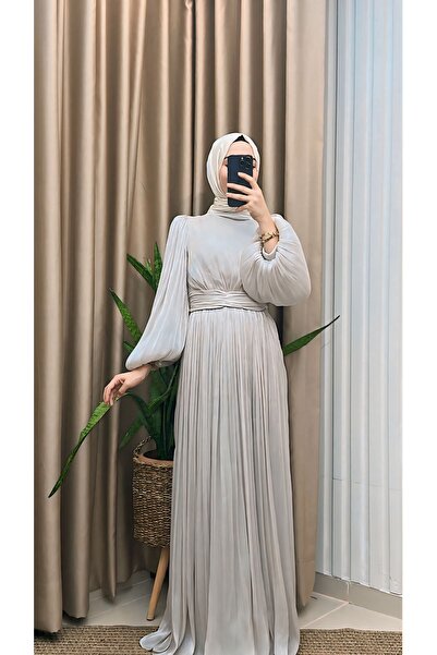 MERVE TESETTÜR فستان سهرة من التول الساتان مع أكمام بالونية وخصر مطوي