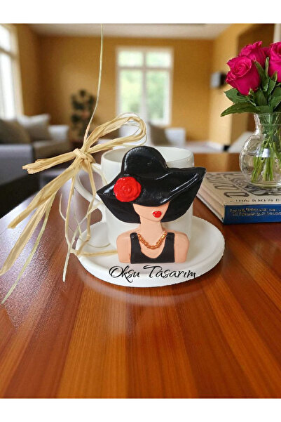 oksukokulutaş فنجان قهوة تركية لفتاة ترتدي قبعة سوداء