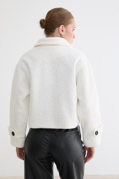 LEVURE Ön Düğmeli Cep Detaylı Kısa Mont EKRU