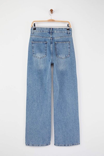 Trendyol Collection Bardziej ekologiczne jasnoniebieskie jeansy z wysokim stanem i szerokimi nogawkami TWOAW26JE00073