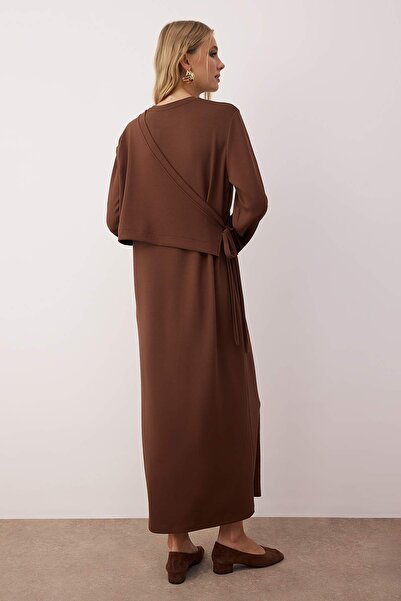 Trendyol Modest Tmavě hnědé pletené šaty s měkkými rukávy a dvojitým svetříkem TCTAW26EB00029