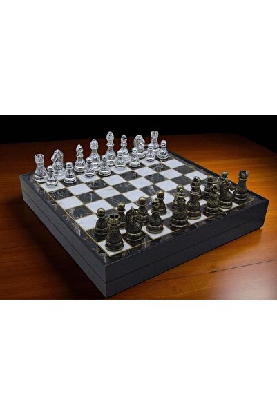 Kuzey Tacı Cam ve Metal Figürlü Lüks Satranç Takımı – Mermer Desenli Zemin Özel Üretim Vip