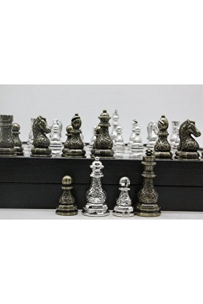 Kuzey Tacı Cam ve Metal Figürlü Lüks Satranç Takımı – Mermer Desenli Zemin Özel Üretim Vip