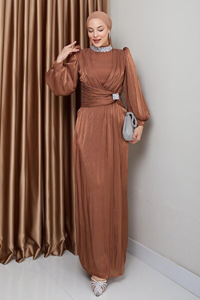 Olcay Yoryo hedvábné večerní šaty s mašlí a kamenným výstřihem TABA 1236