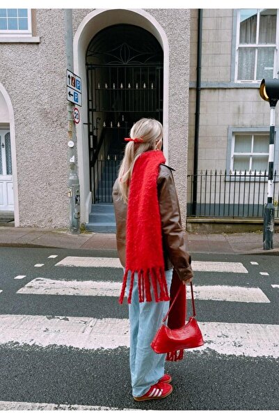 Goldmine Унісекс пухнастий легкий шарф червоного кольору