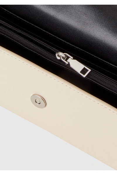 United Colors of Benetton Γυναικείο Ορθογώνιο Πορτοφόλι με Μεταλλικό Πλακέτα με Λογότυπο Πέτρας