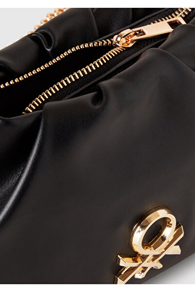 United Colors of Benetton Γυναικείο πορτοφόλι με λουράκι με αλυσίδα με μαύρο εφέ Napa 3D λογότυπο