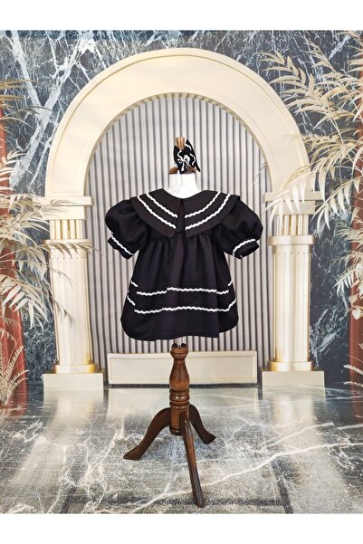 Hobidik Черна рокля от поплин със заострена яка и бели млечни пискюли