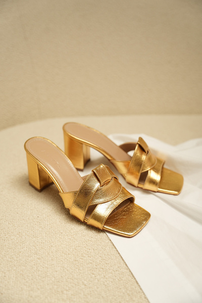 LAMİNTA Sofia Gold Asimetrik Kesim Kalın Topuklu Kadın Terlik