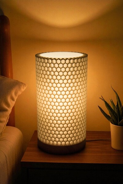 Biparca Store Ahşap Doku Tabanlı Honeycomb Masa Lambası – Sarı Işık, Cozy Tas...