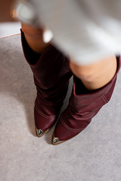 DESPİNA EMILY Vínové dámské kozačky s kovovým špičkovým lemem – Trendové kozačky se špičatou špičkou v koženém vzhledu