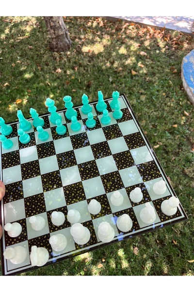 Glit Glass Türkiye’de ilk cam santranç takımı 30 × 30 cm